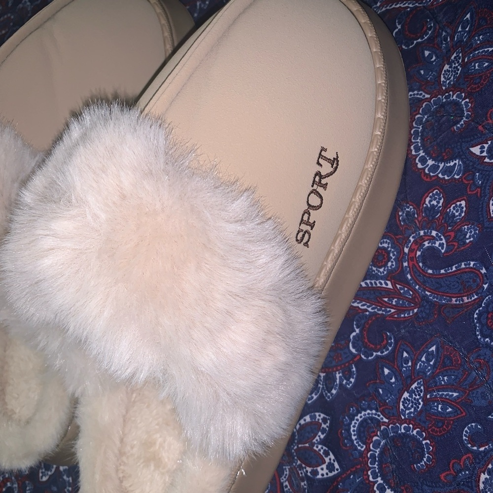 Sporto Women's Tan and White Plush Slippers